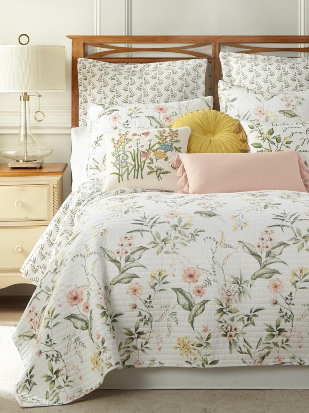 Viviana Reversible Full/Queen Quilt Set (88x92in) with 2 Pillow Shams (26x20in)